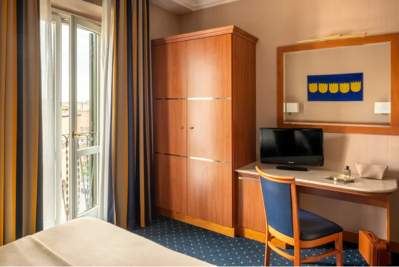 Classic room with desk, TV and bright balcony, ideal for business and leisure stays in central Rome - Hotel Diocleziano, BZAR hotels in Rome