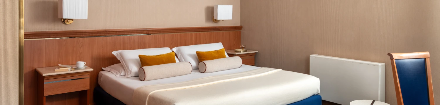 Spacious double room with king-size bed, classic furnishings and welcoming atmosphere near Roma Termini - Hotel Diocleziano, BZAR hotels in Rome
